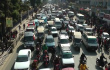 बीच सडकको खम्बाले  महानगरमा जाम बढायो