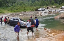 पुलको शिलान्यास गरेर फर्केका यातायात मन्त्रीको गाडी खोलामा डुब्यो