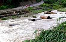डाइभर्सन बाढीले बगाउँदा मालवाहक गाडी ठप्प