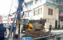 बारम्बारको पत्राचार पछि पनि विद्युत् पोल नसार्दा सडक निर्माणमा ढिलाइ, प्रधिकरणको वेवास्था