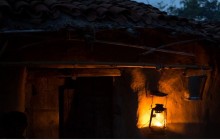 विद्युत् अनियमित हुँदा उपभोक्ता मारमा, स्थानीयवासी आक्रोशित