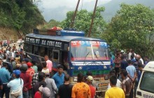 गुडिरहेको बसमा करेन्ट लाग्दा दुई जनाको मृत्यु