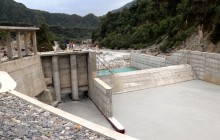 आयोजनाको बाँधतर्फ बाढीले अत्यधिक क्षति पुर्‍याएपछि निर्माण प्रभावित