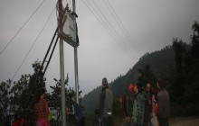 विद्युत् प्राधिकरणको आवश्यक सामग्री सहयोग र स्थानीयको श्रमदानमा दुर्गम गाउँमा विद्युत् सेवा