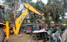 अवैध रुपमा सञ्चालित विद्युतीय रिक्सा माथि उपमहानगरपालिकाले चलायो स्काभेटर