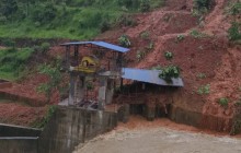 ठेउलेखोला जलविद्युत् आयोजनाको बाँध पुरियो, ग्रामीण सडक अवरुद्ध