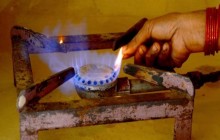 जङ्गल जोगाउन उपभोक्तालाई ग्यास सिलिण्डर र चुल्हो वितरण
